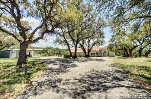 555 Crooked Oak Dr, Spring Branch, TX, 78070-4927 | Card Image