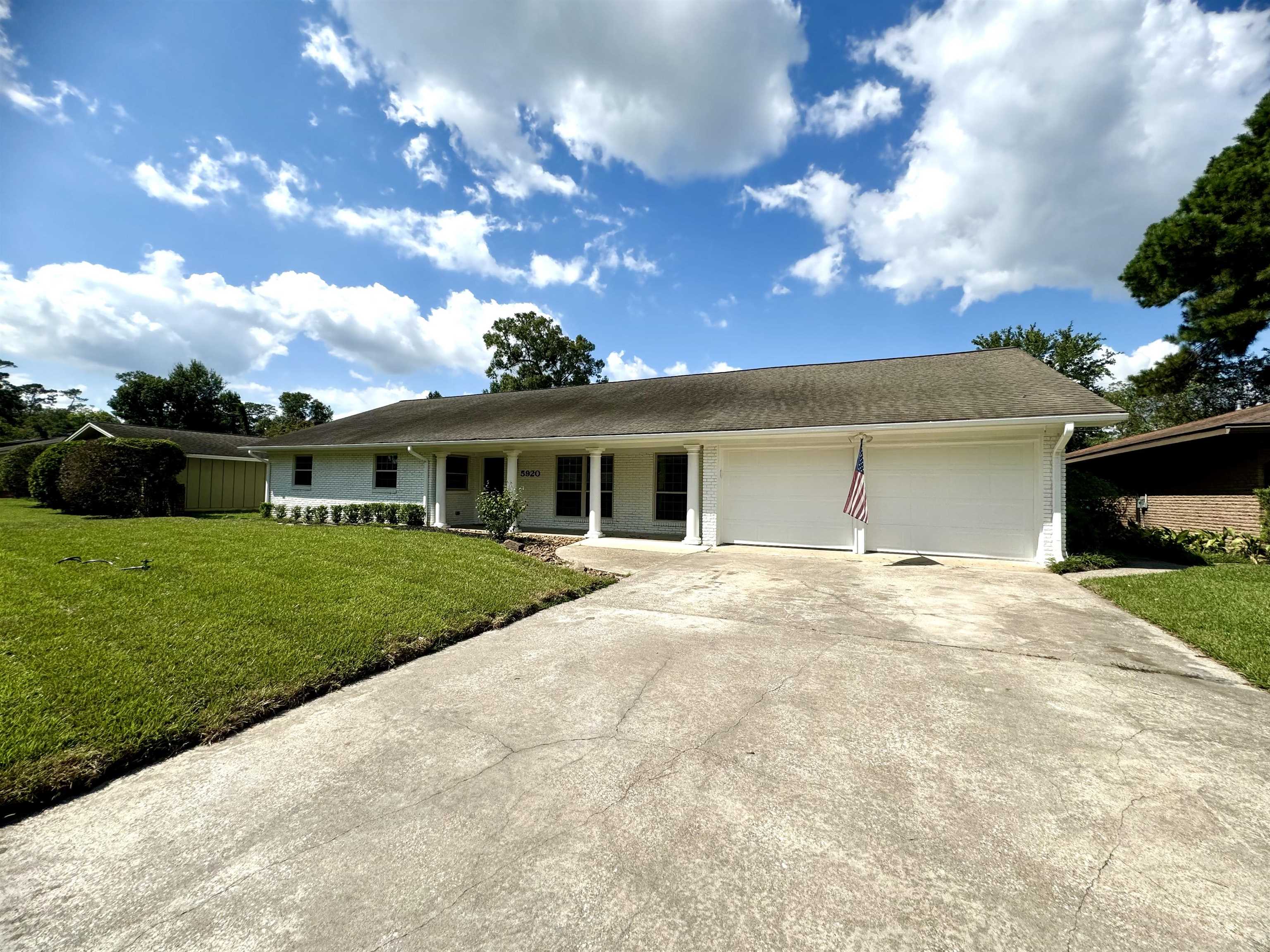 Honeysuckle Dr, Beaumont, TX 77706