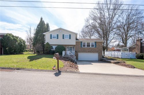 15 Deerfield Dr, Greensburg, PA, 15601-1009 | Card Image