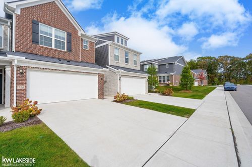 324 Strawberry Dr, Rochester, MI, 48307-4944 | Card Image