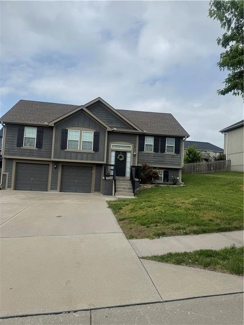 8932 Ne 116th Pl, Kansas City, MO, 64157-8119 | Card Image