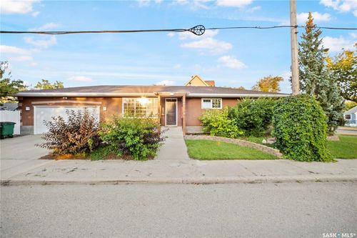 405 4th Ave Ne, Moose Jaw, SK, S6H8B8 | Card Image