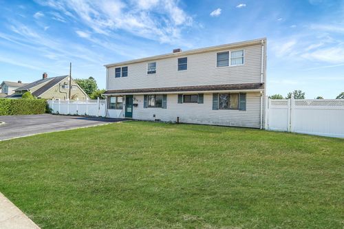 16 Winter Ln, Hicksville, NY, 11801-6220 | Card Image