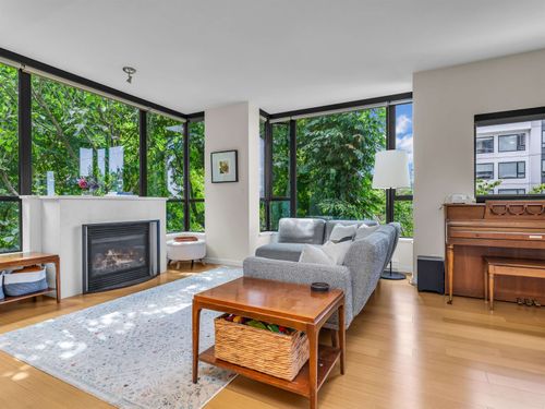 180 W 6th St, North Vancouver, BC, V7M2M2 | Card Image