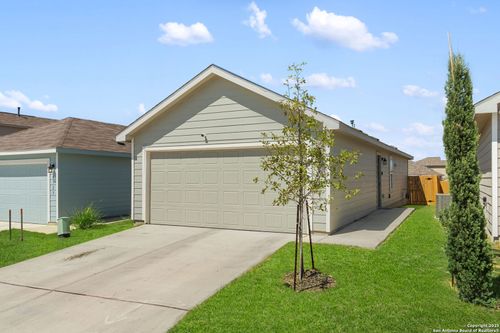 8119 Nube Medina, San Antonio, TX, 78252-4810 | Card Image