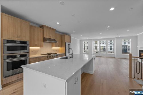 4 Goldfinch Dr, Upper Saddle River, NJ, 07458-1852 | Card Image