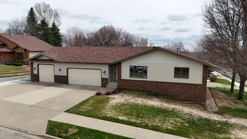 900 Saint Thomas Trl, Mandan, ND, 58554-2374 | Card Image