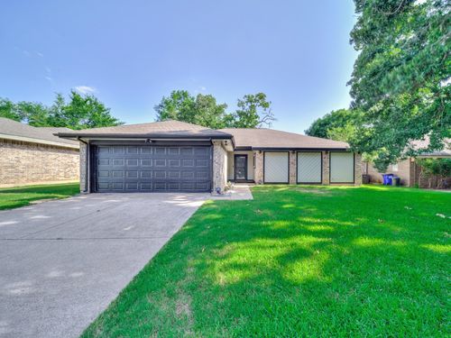 300 Lark Ln, Euless, TX, 76039-8028 | Card Image