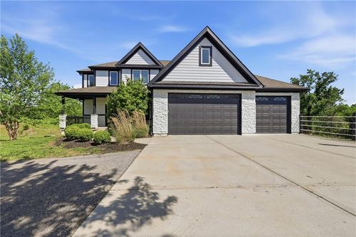 18411 Linwood Rd, Linwood, KS, 66052-4527 | Card Image