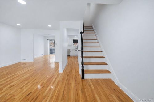 252 Brinsmade Ave, Bronx, NY, 10465-3202 | Card Image