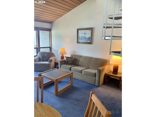 Living Room-Vaulted Ceilings | Image 6