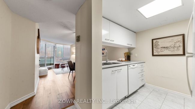 711 - 38 Elm St, Condo with 2 bedrooms, 2 bathrooms and null parking in Toronto ON | Image 6