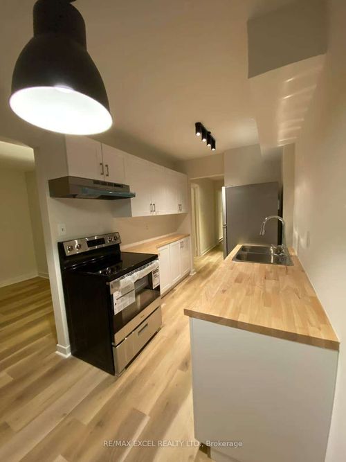 111 Albert St S, Lindsay, ON, K9V6G1 | Card Image