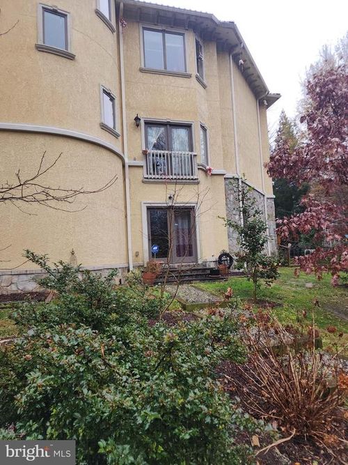 6953 Pine Crest Ave, MCLEAN, VA, 22101-3526 | Card Image