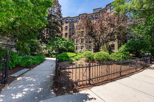 22-118 Riverway, Boston, MA, 02215-4131 | Card Image