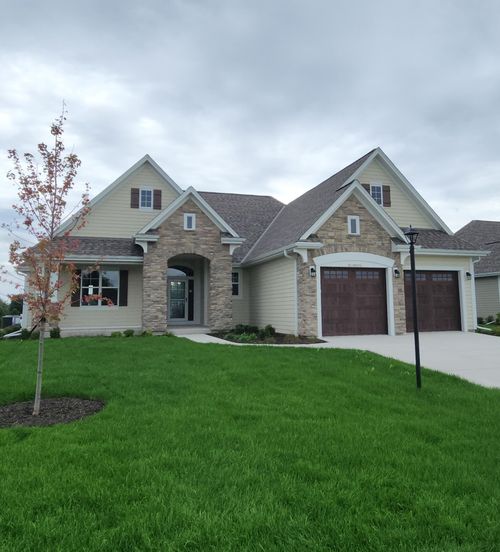 W214N4946 Casey Ct, Menomonee Falls, WI, 53051-1659 | Card Image