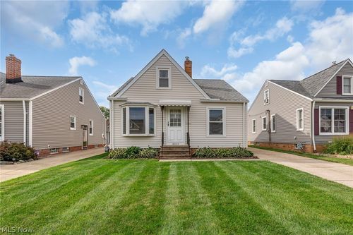 8323 Renwood Drive, Parma, OH, 44129 | Card Image
