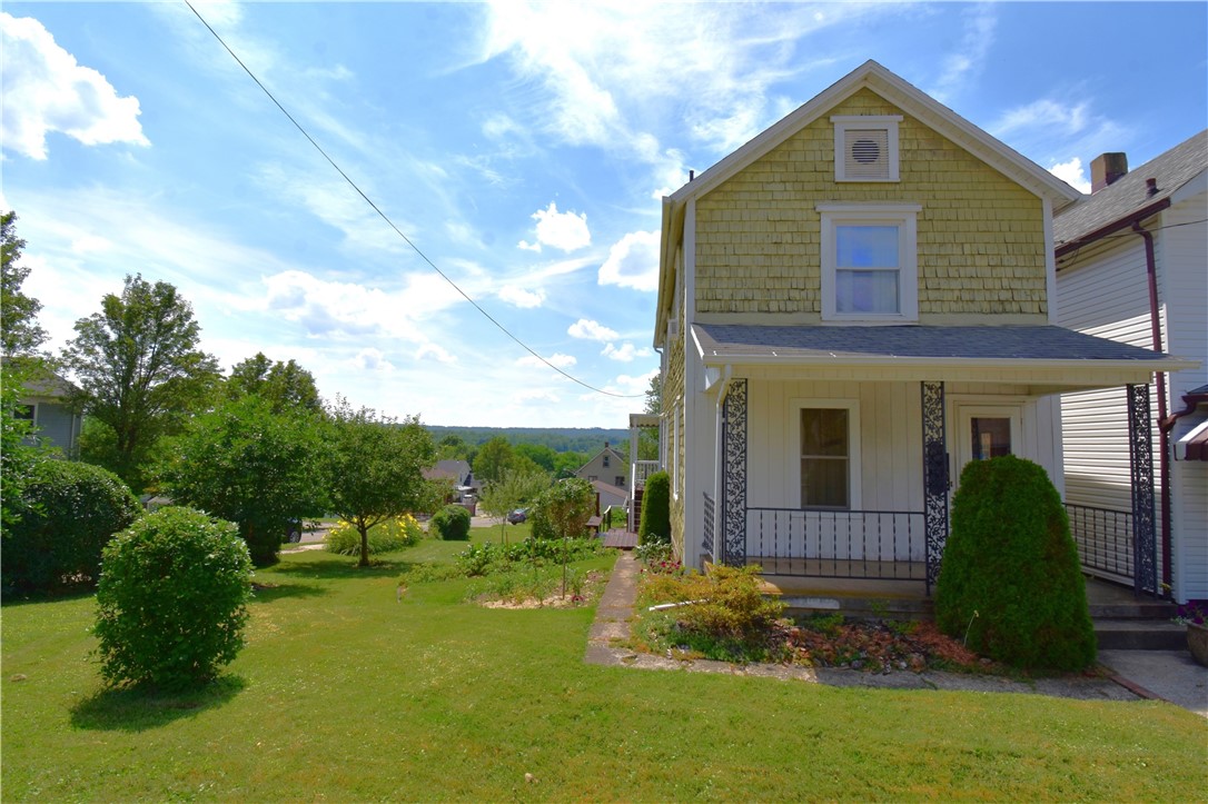 Wallis Ave, Farrell, PA 16121