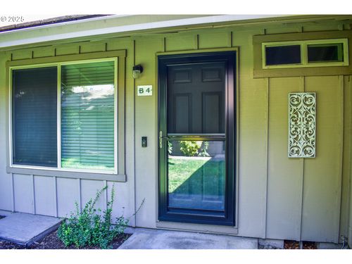 apt-b4-300 Shafer Ln, Jacksonville, OR, 97530-9682 | Card Image