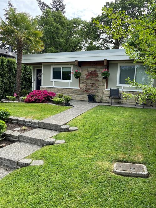 1051 Chesterfield Rd, Saanich, BC, V8Z2T9 | Card Image