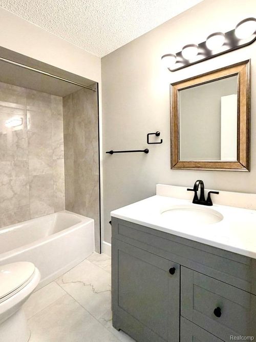 15034 Island Dr, Sterling Heights, MI, 48313-2220 | Card Image