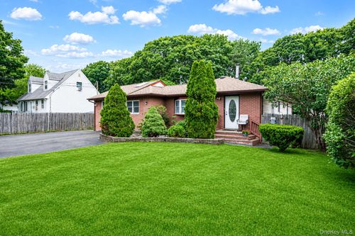 119 Chanel Drive E, Brookhaven, NY, 11967 | Card Image