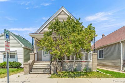 3375 Holbrook Street, Home with 3 bedrooms, 2 bathrooms and null parking in Hamtramck MI | Image 2