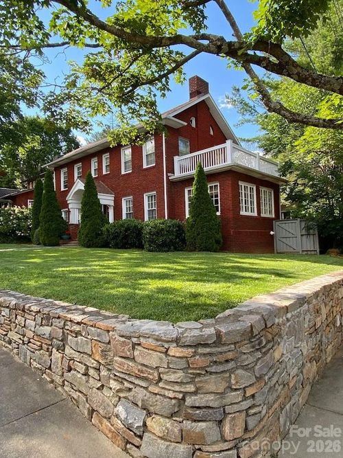 8 Colonial Pl, Asheville, NC, 28804-2445 | Card Image