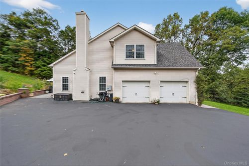 2 Pond Ridge Xing, Newburgh, NY, 12550-1782 | Card Image