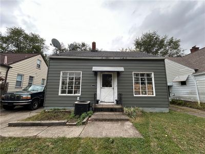 View of front facade with a front lawn and cooling unit | Image 1