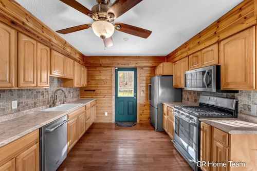 7649 Main St, Newaygo, MI, 49337-9210 | Card Image