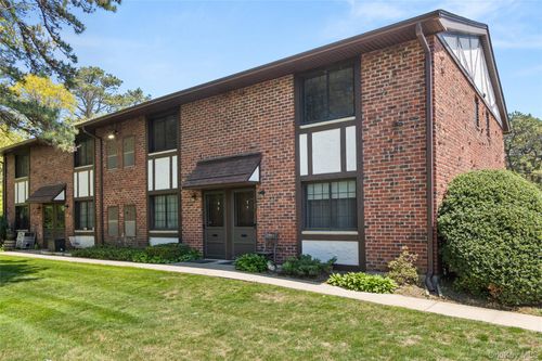 5-5 Pinebrook Pl, Bay Shore, NY, 11706-4417 | Card Image