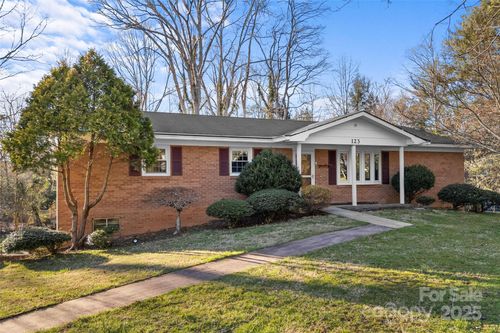 123 Castleton Ln, Hendersonville, NC, 28791-9707 | Card Image