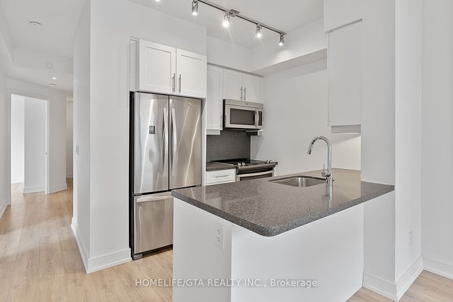 215 - 525 Adelaide St W, Condo with 3 bedrooms, 2 bathrooms and 1 parking in Toronto ON | Image 9