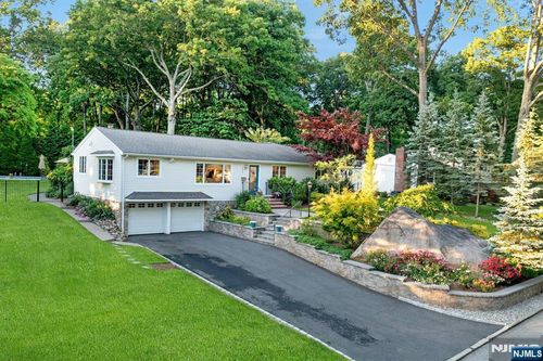 195 Overlook Pl, Mahwah, NJ, 07430-1913 | Card Image