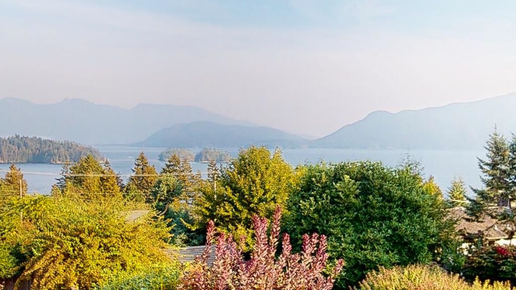 1516 Thompson Road, House other with 3 bedrooms, 2 bathrooms and 4 parking in Gibsons BC | Image 2