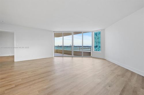 apt-311-555 Ne 34th St, Miami, FL, 33137-4031 | Card Image
