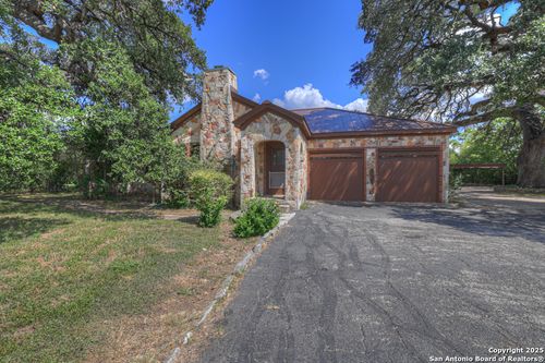 1339 E Kingsbury St, Seguin, TX, 78155-4049 | Card Image