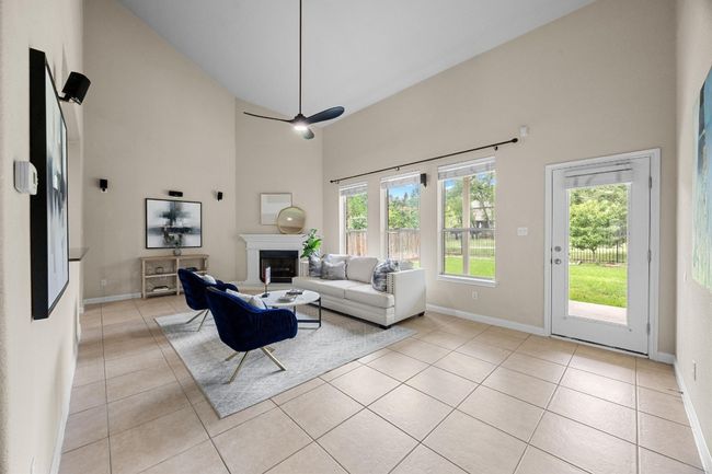 Living room flooded with natural light | Image 4