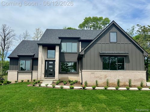 2934 W Walton Blvd, Waterford, MI, 48329-2562 | Card Image