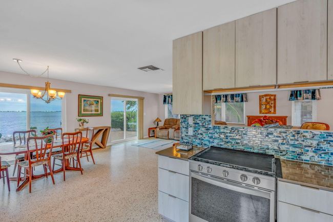 Kitchen/Dining Room | Image 6