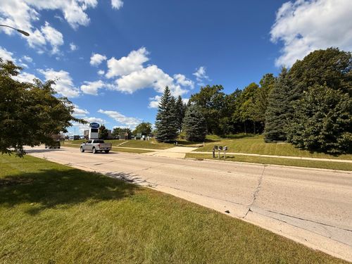 2346 W Washington St, West Bend, WI, 53095-2118 | Card Image