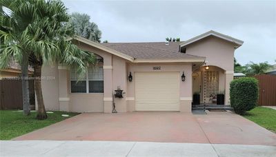 16917 Sw 146th Ct, House other with 3 bedrooms, 2 bathrooms and null parking in Miami FL | Image 2