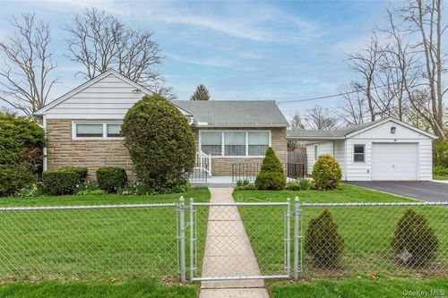 20 E Maple St, Central Islip, NY, 11722-3106 | Card Image