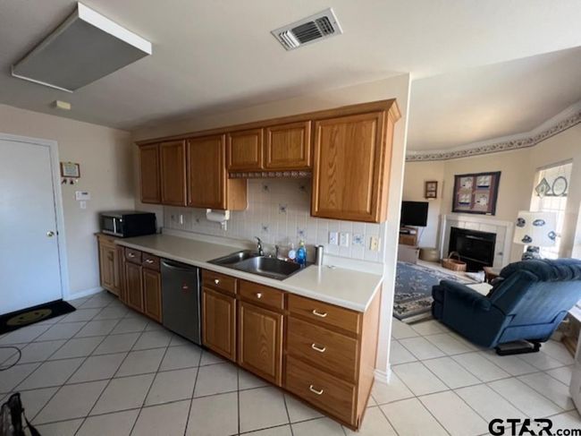 APT-2102 - 5401 Hollytree Dr, Condo with 3 bedrooms, 2 bathrooms and null parking in Tyler TX | Image 5