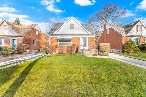 35 Westleigh Cres, Etobicoke, ON, M8W3Z6 | Card Image