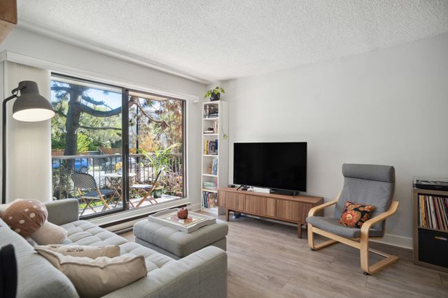 202 - 251 W 4 Th Street, Condo with 2 bedrooms, 1 bathrooms and 1 parking in North Vancouver BC | Image 2