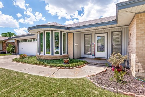 6737 Fair Meadows Dr, North Richland Hills, TX, 76182-7602 | Card Image