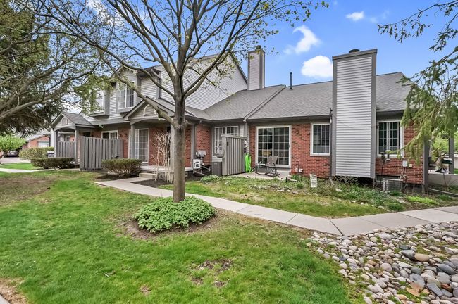 525 Winwood Cir, Condo with 2 bedrooms, 2 bathrooms and null parking in Walled Lake MI | Image 4