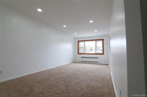 fl-2-40 203rd St, Bayside, NY, 11361-1826 | Card Image